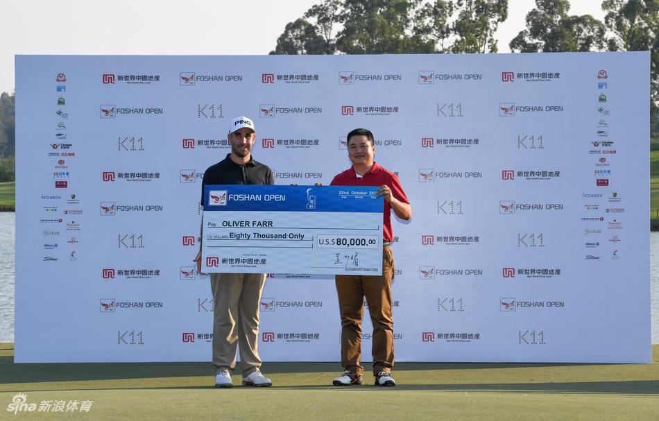 赛事形象大使陈子豪在练习果岭上细心推杆,作为上一届最佳中国球员得主,他始终是年轻球员的榜样。