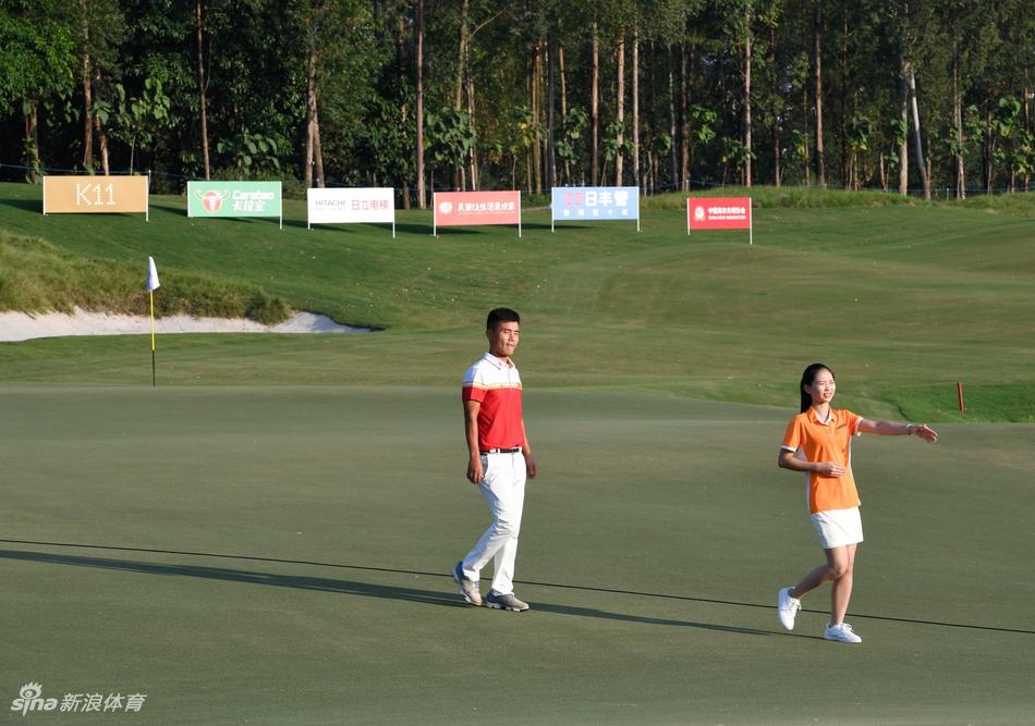 夕阳下的佛山高尔夫球会景色宜人,湖水与绿草相映成趣,这里是诞生奇迹与梦想的舞台。