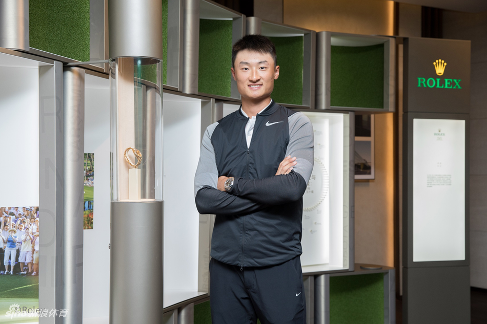 经典劳力士品牌标识在聚光灯下显得格外庄重与醒目，诉说着其作为顶级赛事与杰出运动员可靠伙伴的百年承诺。