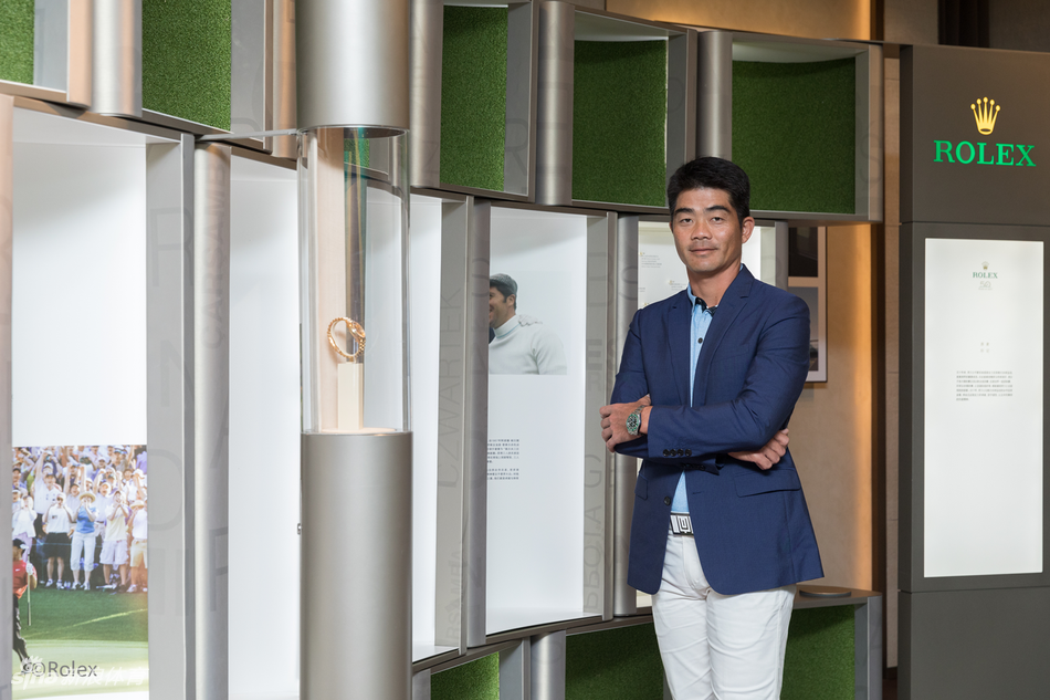 现场灯光聚焦于闪耀的劳力士标志，仿佛将时光凝聚，寓意着品牌在每一个重要历史时刻的永恒见证。