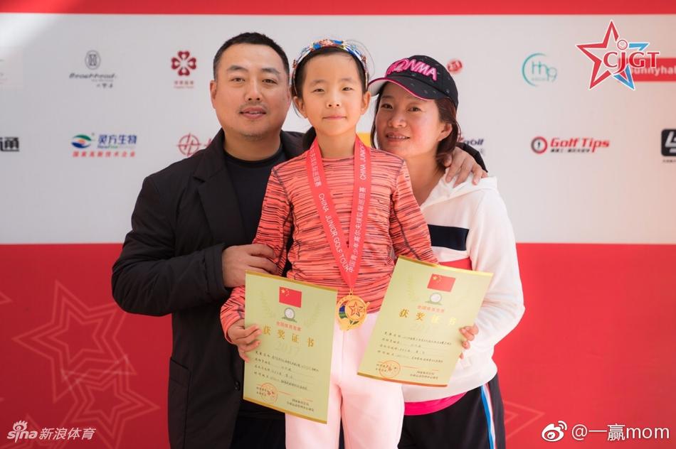 妈妈王瑾首次担任球童，与女儿刘宇婕并肩走在赛道上，共同商讨策略。