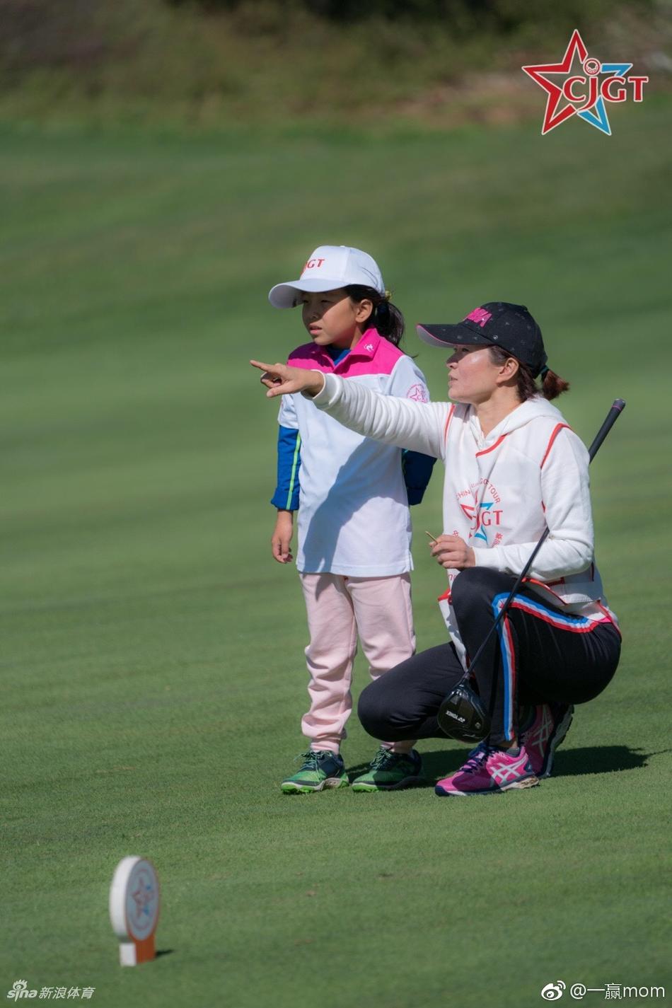 颁奖典礼上，刘国梁夫妇与冠军女儿刘宇婕幸福同框，共享荣耀时刻。
