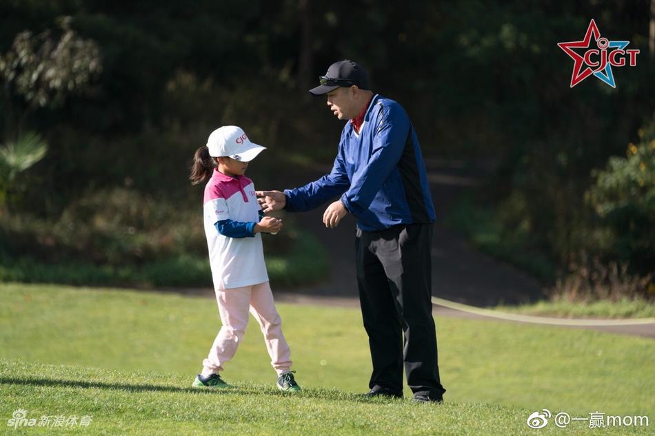 清晨的练习场，刘国梁亲自指导女儿挥杆动作，画面专注而温馨。