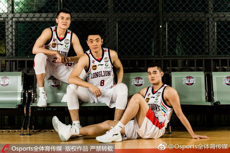 在影棚的冷峻光影下,队员们排列成行,肌肉线条与坚毅神情在黑白对比中被完美勾勒,展现出一种属于力量与秩序的美感。