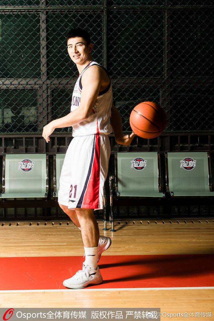 在镜头聚焦下,广州龙狮的众将士们眼神如炬,身姿挺拔,仿佛即将踏上战场的雄狮,浑身散发着不可阻挡的锐气。