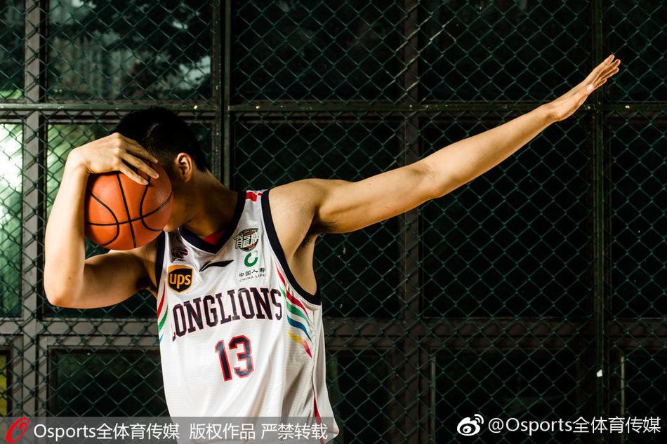 全队围拢在一起,拳头紧握,呐喊声响彻影棚。这张大合影不仅仅是人的集合,更是将所有人对新赛季的渴望,凝聚成了一个不可分割的整体。