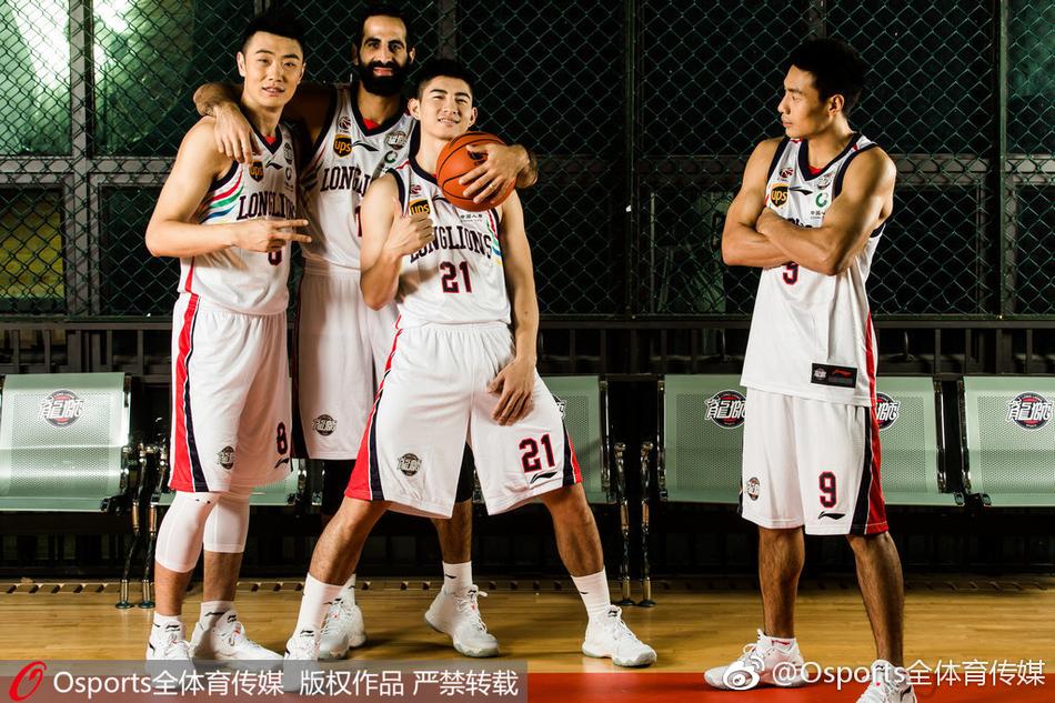 内线悍将范子铭在镜头前挥汗如雨,动态的抓拍让画面充满了张力,仿佛下一秒他就要在禁区里上演一记势大力沉的暴扣。