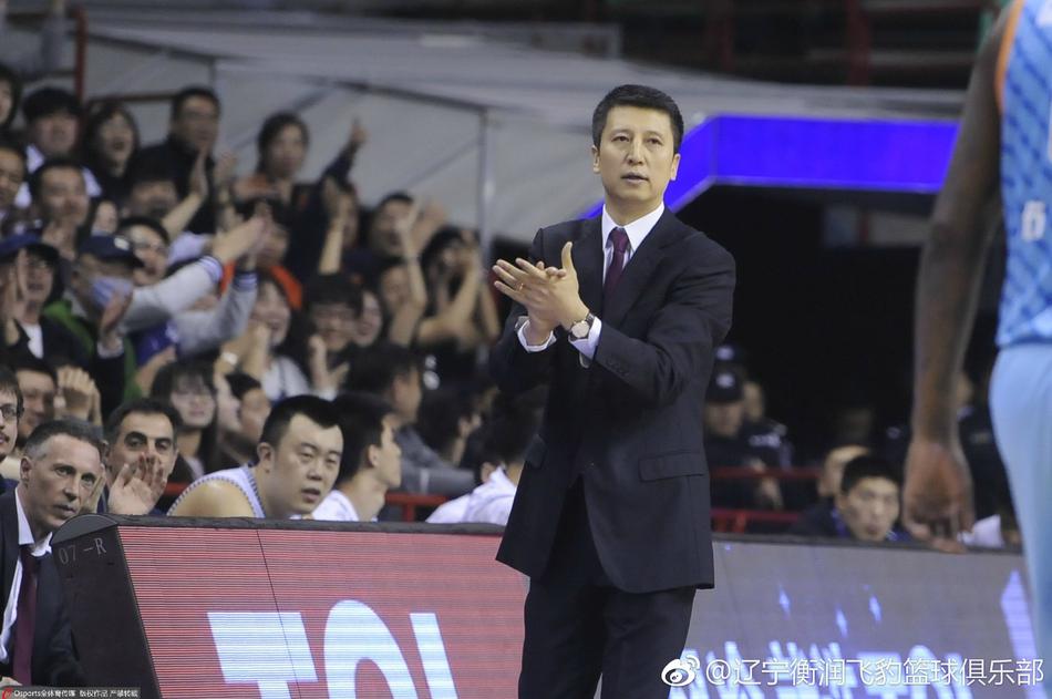 在辽宁队时期，郭士强指导在训练中亲自上阵给球员示范防守动作，双手紧紧握住年轻球员的手臂，一丝不苟地纠正细节。