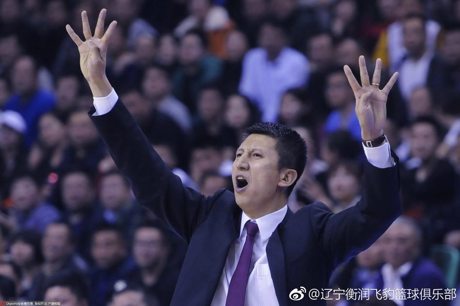 在中国国家男篮的集训场上，郭士强指导正耐心地为队员们讲解战术，并用肢体动作示范，年轻球员们围在身边认真聆听。