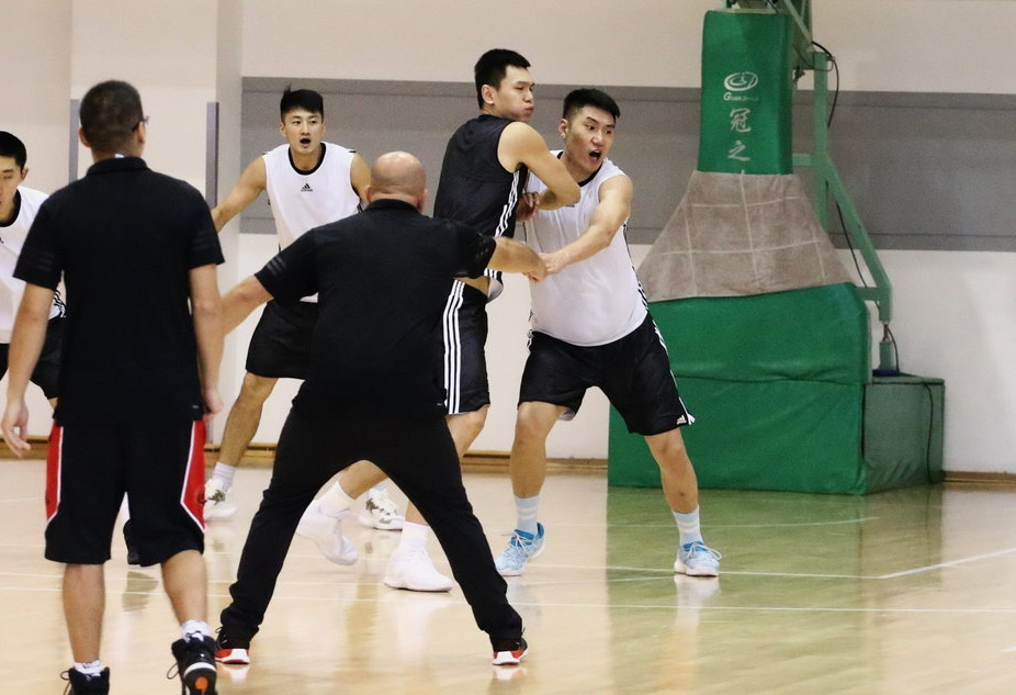 外援依旧是赛场的焦点,单节爆发力被新赛制进一步放大,他们的每一次突破都牵动人心。