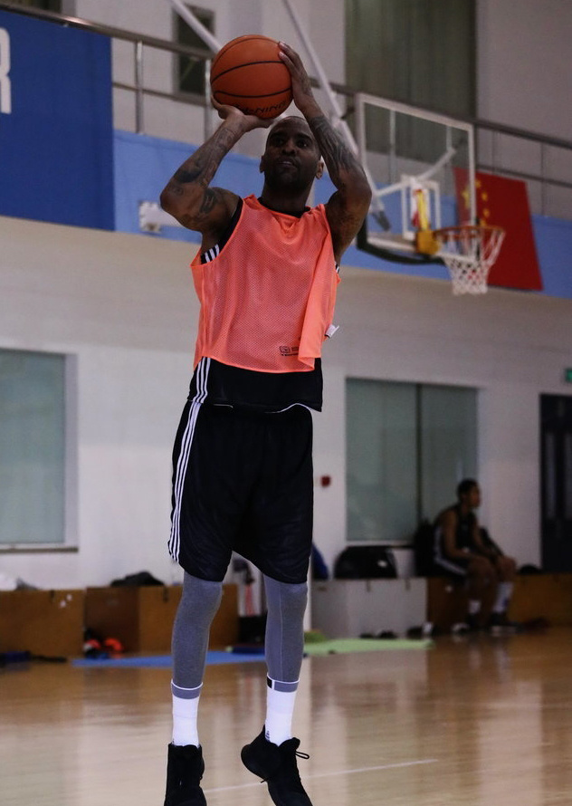 赛程缩短,容错率降低,场边的教练组每一次手势和呼喊都将决定比赛的最终走向。