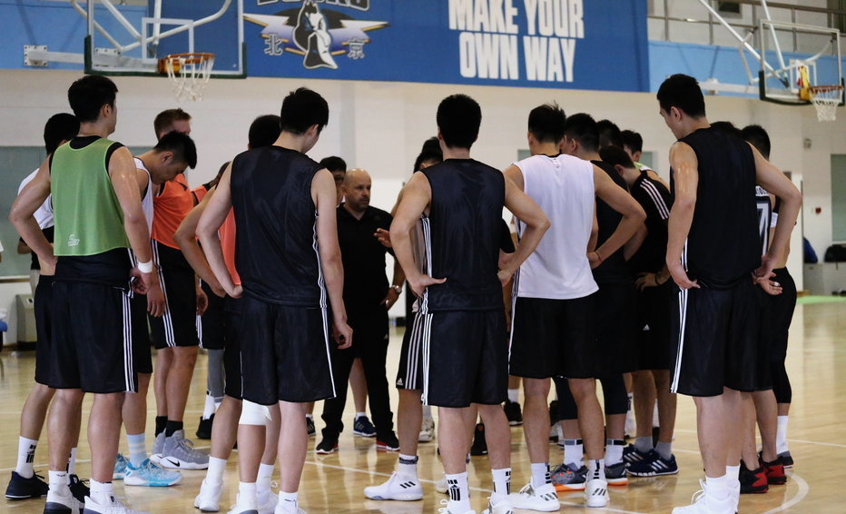 年轻的身影如利刃出鞘,杨芮等小将在新赛制下获得了宝贵的上场时间,用活力点燃球场。