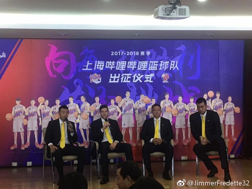 在聚光灯下，弗雷戴特手持篮球，对着镜头露出标志性的自信微笑，仿佛在向对手宣告新赛季的王者的归来。