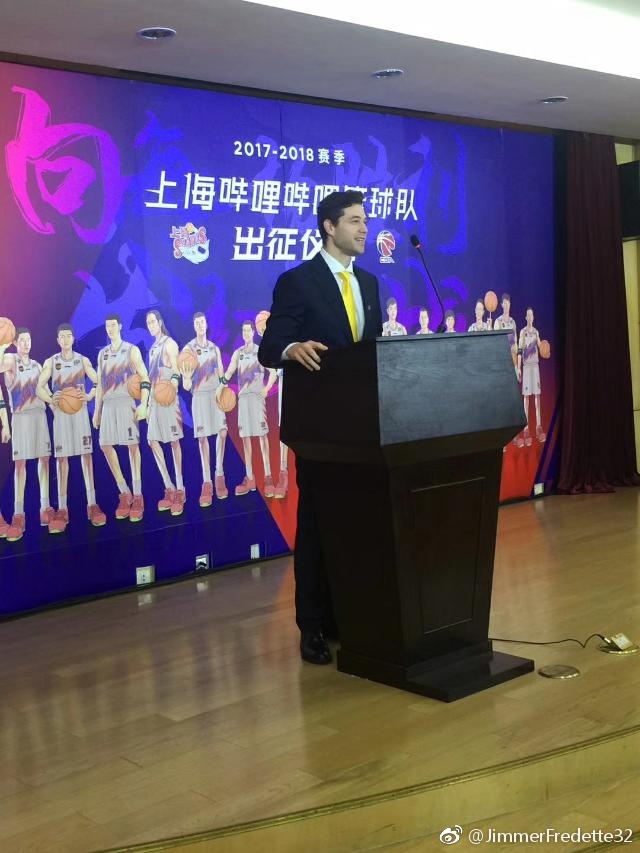 在轻松的氛围中，弗雷戴特与上海男篮的吉祥物击掌互动，他开怀大笑，露出了洁白的牙齿，将媒体日的欢乐气氛推向了高潮。