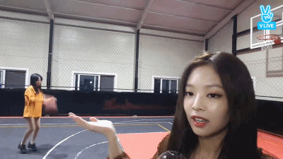 小仙女连续交叉运球,变向过人如入无人之境