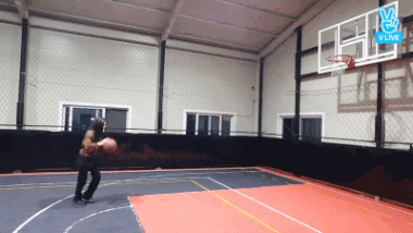 小仙女抢断后快速反击,急停跳投命中,防守者无可奈何