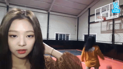 小仙女超远三分压哨绝杀,全场欢呼