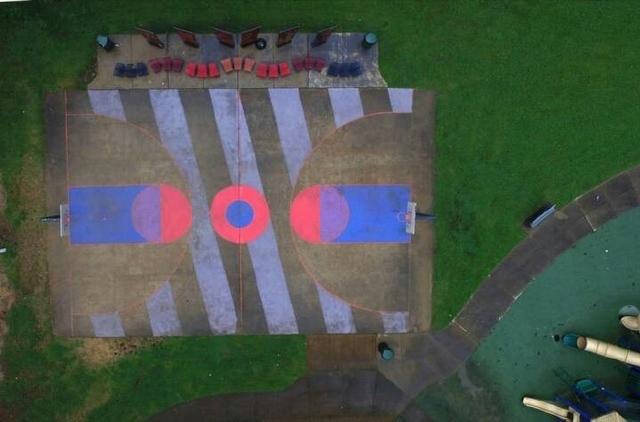 黄昏下的荧光篮球场，紫色与粉色相融，营造梦幻运动氛围