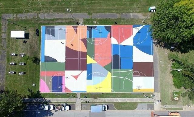 俯瞰创意篮球场，几何图案与鲜艳色块拼接，仿佛现代艺术品