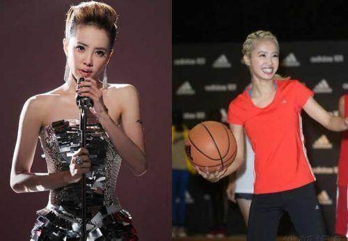 另一个温馨的视角下，女孩怀抱篮球，宽松的篮球背心衬托出她纤细的骨架，整个画面色调柔和，捕捉了运动装束下温柔而充满力量的少女瞬间。