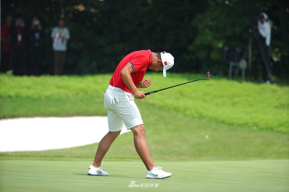 高尔夫球在空中划出银白色抛物线，背景是渐变色的天空，仿佛一颗微型星球正在逃离地心引力