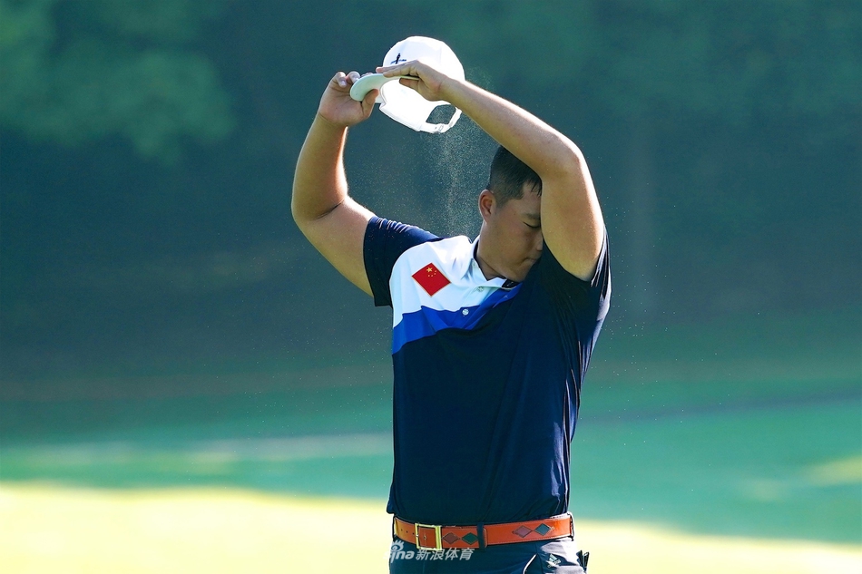 高尔夫球手完成挥杆后的优雅定格，身体如张满的弓弦般舒展，阳光在扬起的手臂边缘勾勒出金色轮廓