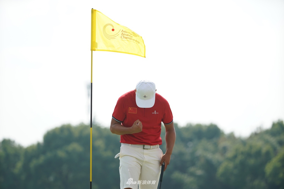 黄昏光线穿透树林，在草坪上绘制出斑马纹般的光影栅栏，远方球手的身影成为这自然教堂中的朝圣者