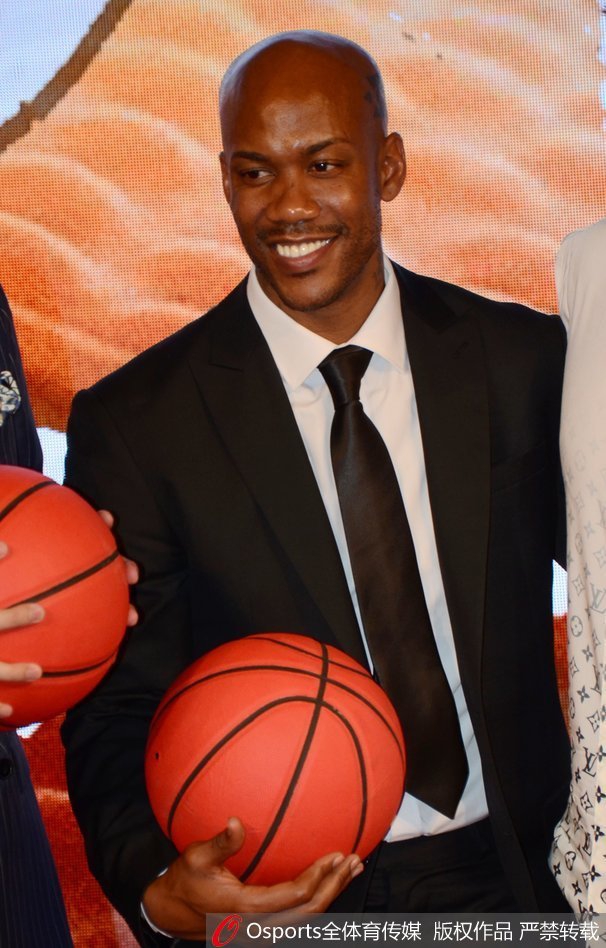 吴尊面带微笑举起‘梦想守护者’手举牌，作为马布里的经纪人，他将是点燃这段传奇故事的关键引线人。