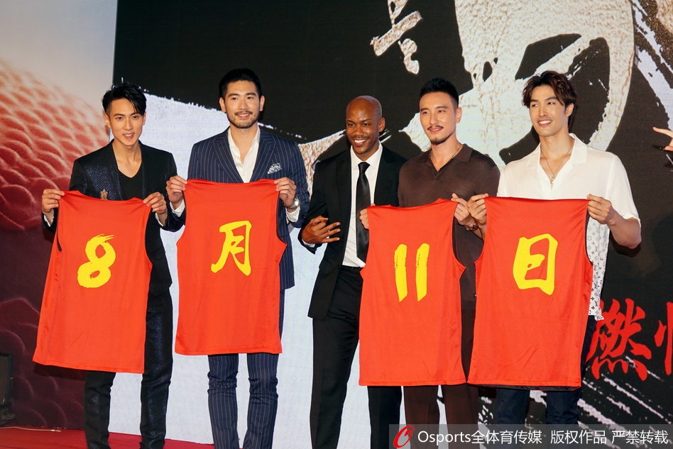 马布里与四位高颜值队友‘篮神天团’合体亮相发布会，五人眼神坚定，气场全开，仿佛下一秒就要奔赴球场并肩作战。