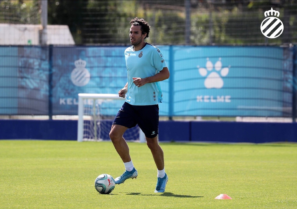 后卫贝尔纳多·埃斯皮诺萨在训练前热身，他拉伸身体的动作充满力量感，仿佛一头蓄势待发的雄狮守护着防线。