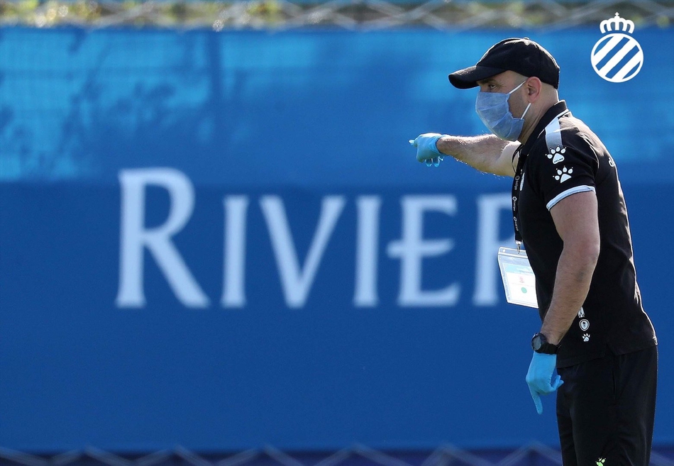 训练场上，武磊全神贯注进行带球练习，脚下的皮球仿佛与他融为一体，隔离期间的积蓄力量在此刻尽情释放。