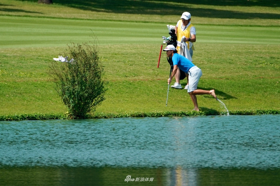 俯瞰视角下的高尔夫球场，球道如翡翠绸带在林间穿梭，水障碍似镶嵌在大地上的蓝宝石