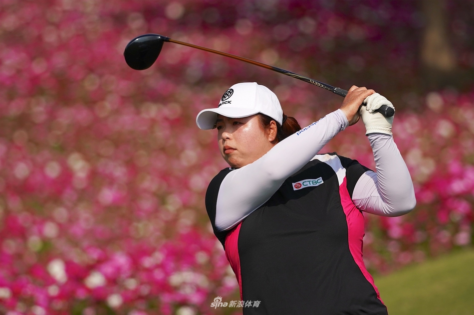 夕阳将沙坑染成温暖的琥珀色，高尔夫球在沙面投下修长的影子，如同日晷指针记录着光阴的流逝