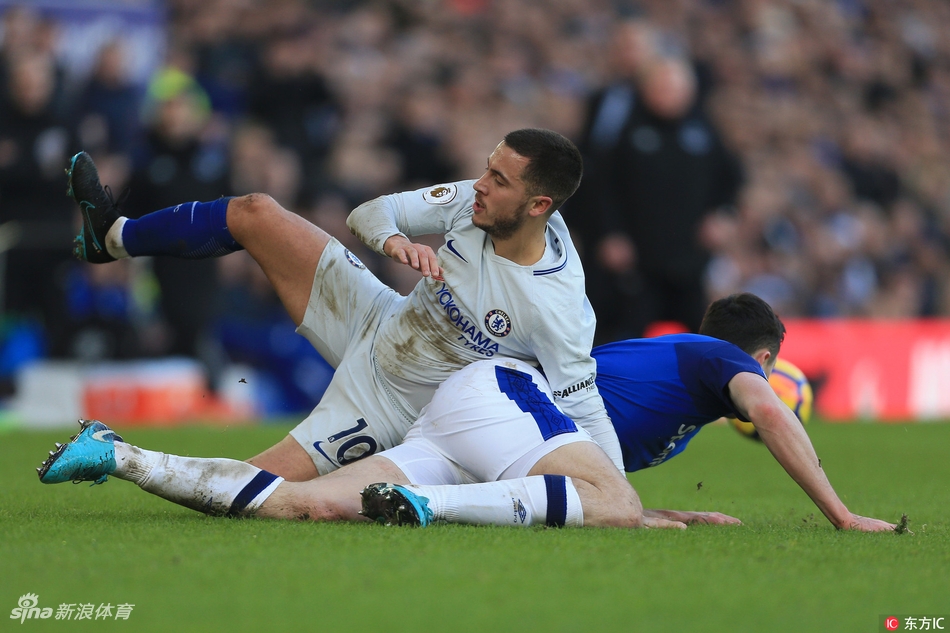 阿扎尔与对手拼抢