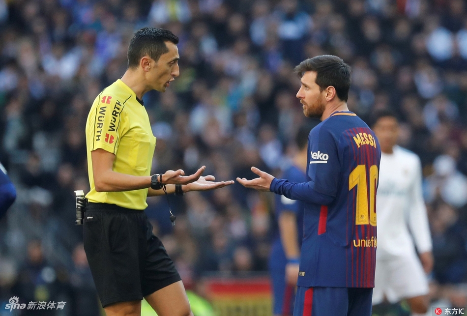 梅西与裁判交涉