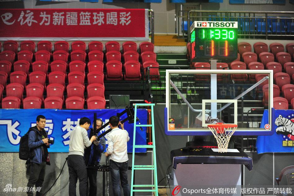 随着夜幕降临，场馆内的灯光映照出工作人员忙碌的身影，他们正在对调试完毕的设备做最后的检查，确保每一个细节都符合NBA级别的转播标准