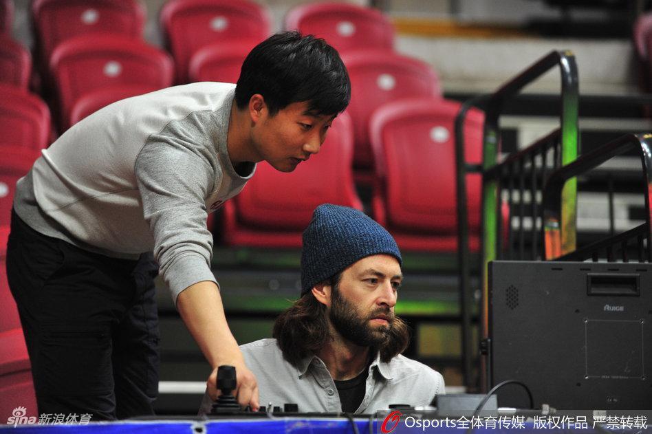 技术人员正围绕着精密的检测设备紧张工作，这些设备将与新安装的计时器联动，确保比赛时间与进攻计时在极端情况下也能保持绝对精准