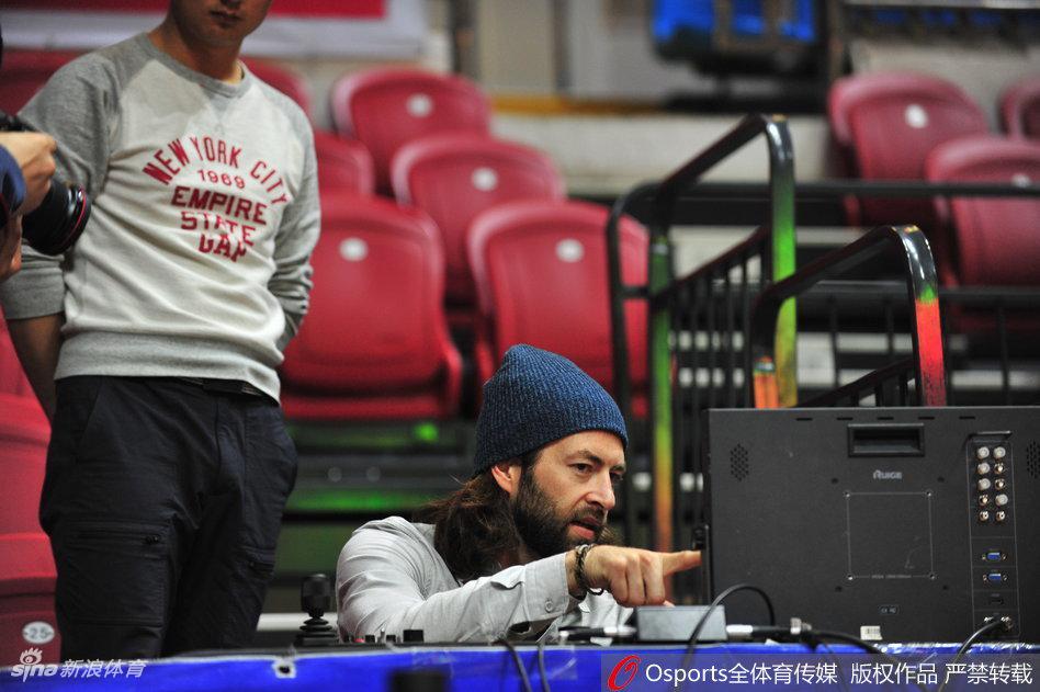 来自美国的转播专家在CBA赛场边神情专注，正使用专业仪器对计时系统进行最后的校准，他们的到来标志着联赛向职业化迈出关键一步