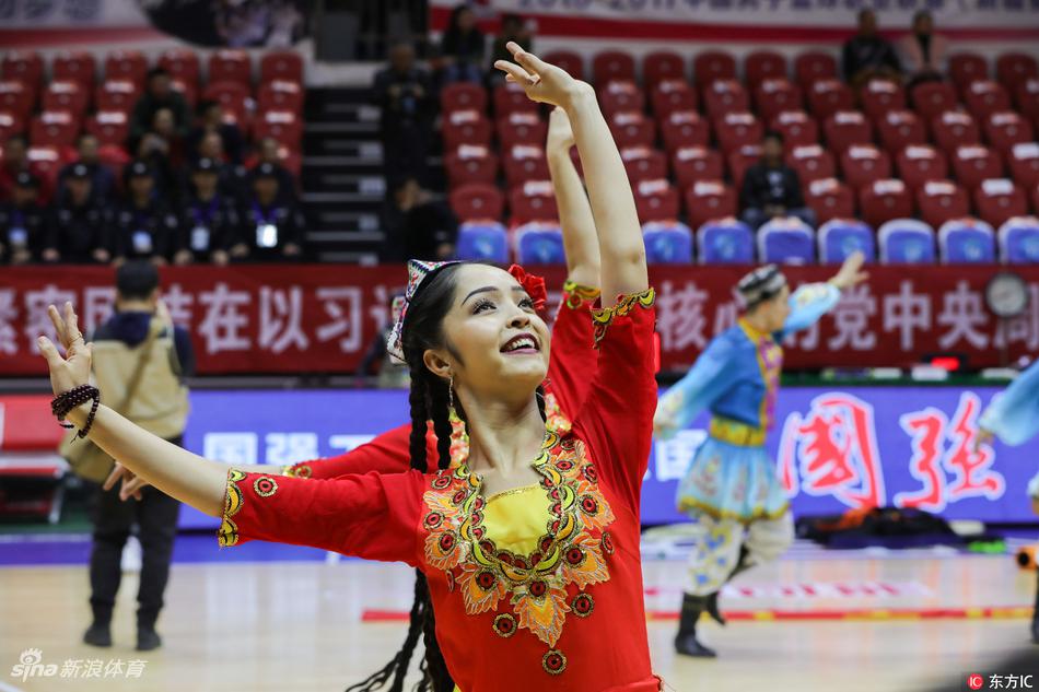 镜头特写捕捉到啦啦宝贝灿烂的笑容，她飞扬的发丝和精致的妆容洋溢着青春与活力