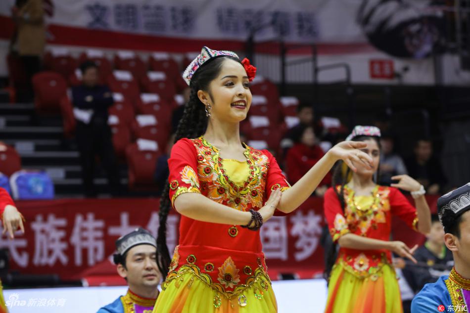 新疆啦啦宝贝在广东队罚球间隙挥舞彩球，用欢快的舞步干扰客队并为现场助兴