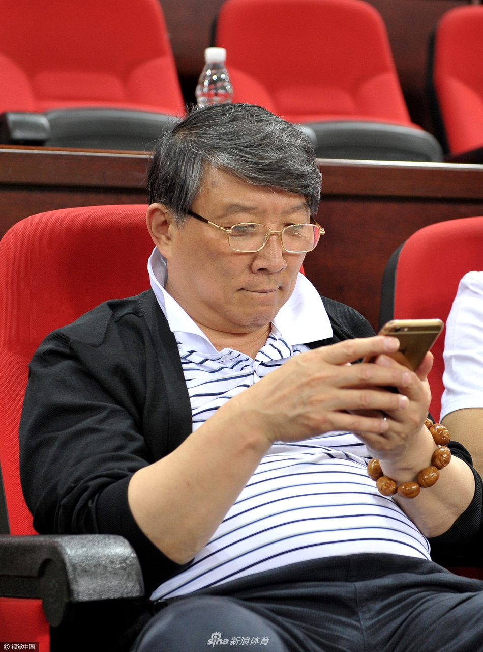 宫鲁鸣在场边做着手势，似乎在与友人讨论场上的战术配合。他举手投足间，依然保留着一位资深教练对篮球技战术的敏锐洞察力。