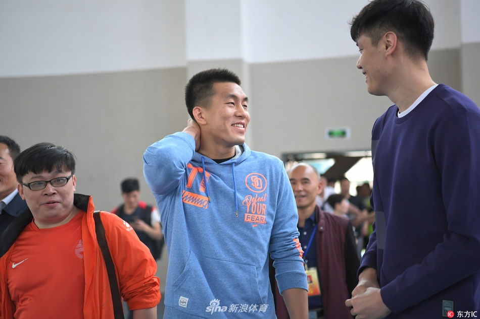 郭艾伦贺天举刚踏入校园，便被热情的同学们层层包围，两人笑容满面地挥手致意，现场气氛瞬间沸腾起来。