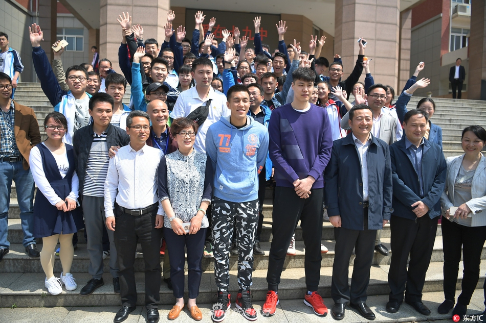 郭艾伦和贺天举站在人群中间，与身后庞大的南昌校园师生团队一起对着镜头整齐致意，每个人都伸出大拇指，画面充满了正能量。