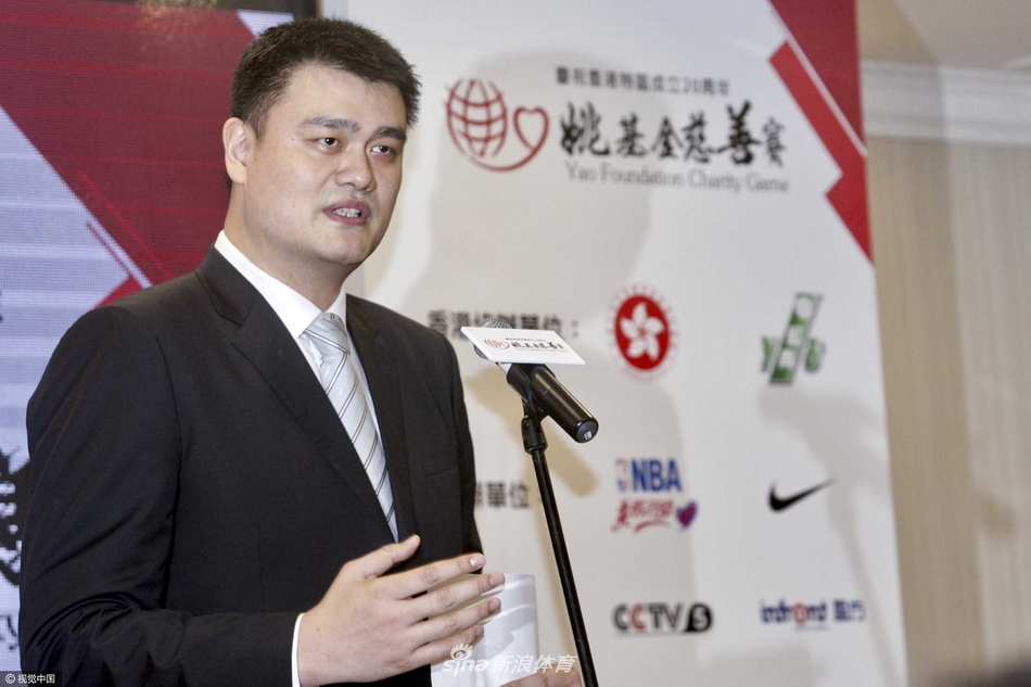 姚明单手托举着篮球，脸上挂着轻松的笑容，仿佛瞬间回到了赛场，也象征着姚基金将以篮球为支点，撬动更多改变孩子们命运的公益力量。