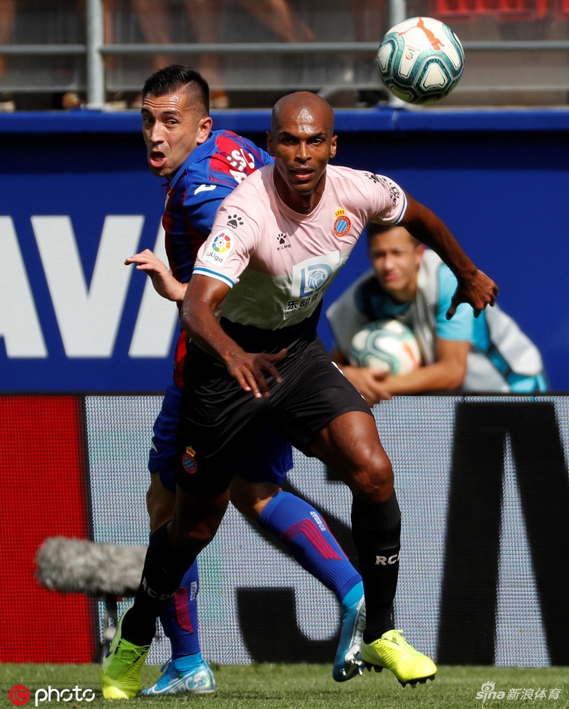 乾贵士带球突破，试图用速度和技巧撕开防线，但西班牙人队的防守球员如影随形。