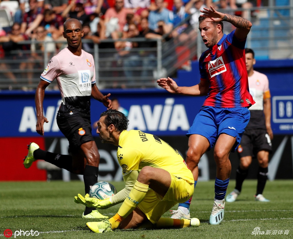 马克-罗卡像影子一样紧紧跟随着对方的核心球员，寸步不让，他的逼抢让对手难以转身和组织进攻。