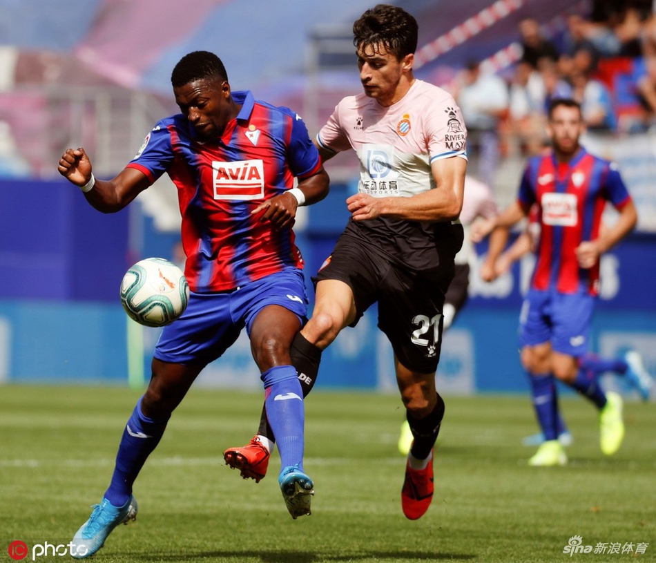 后防中坚纳尔多背身卡住对手，用经验筑起防线，他冷静地将高空球权稳稳控制下来。