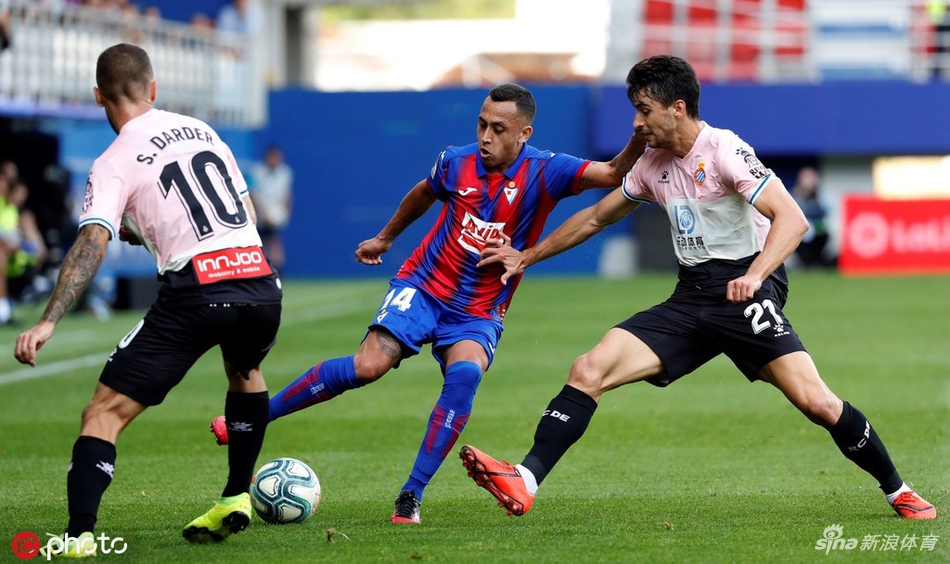 桑切斯在中场寸土必争，积极上抢完成拦截，他的强硬防守是球队由守转攻的关键一环。