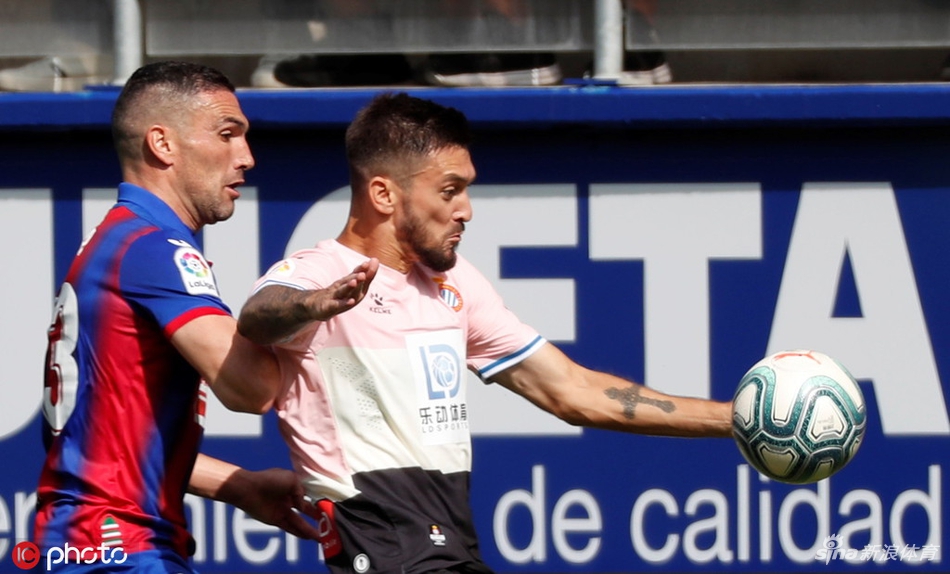 维克托-桑切斯宛如一堵移动的城墙，用他强壮的身体牢牢将防守球员挡在身后，稳稳地将球护在脚下。