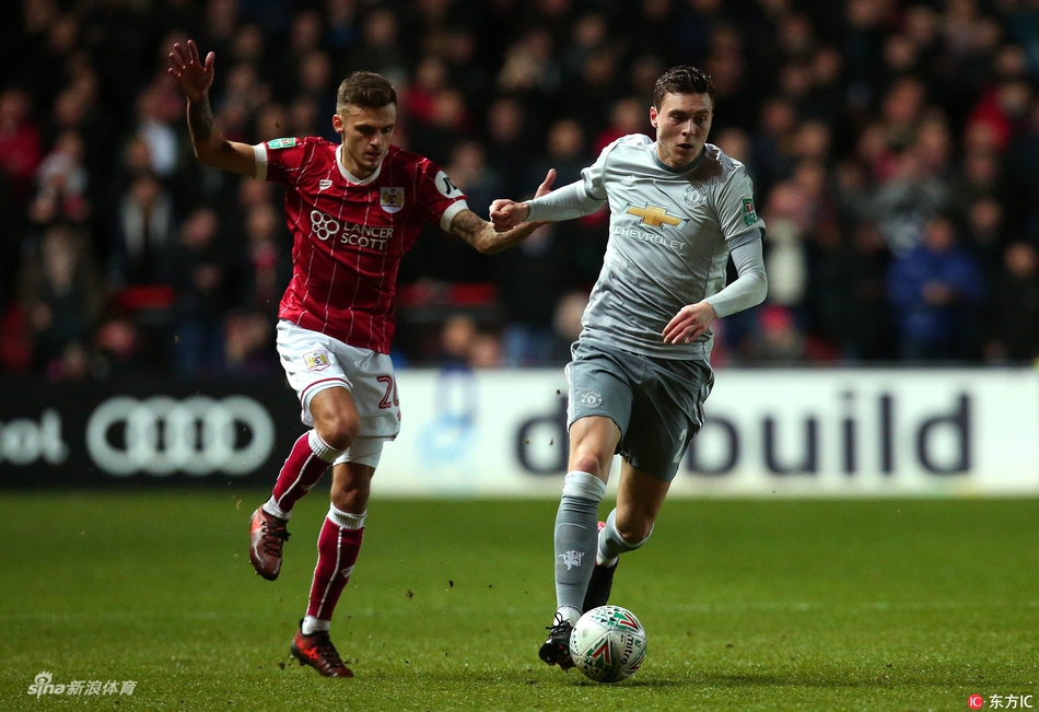 林德洛夫带球突破